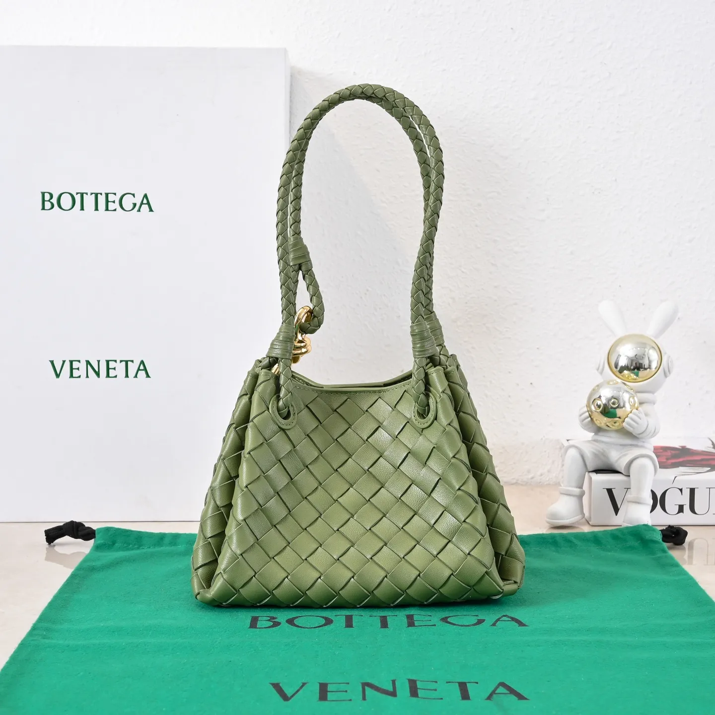 Batch 1760 BV home is new! Andiamo combines Bottega Veneta archives parachute handbags to inherit retro elements and integrate modern trends. The same style as Shu Qi's Beijing Night. It is a continuation of the classic bag. It has three functions: hand carry, shoulder and cross-body. It is embellished with metal brass knot buckles. The capacity of the small one is amazing. It can easily hold sunglasses in a box/small bottle of water/powder powder/charger and other daily necessities when going out. The upper body is versatile. Style number: 6569 Size: 21*17*16.5cm
